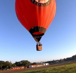 Balonismo também é praticado na cidade popular pelo paraquedismo