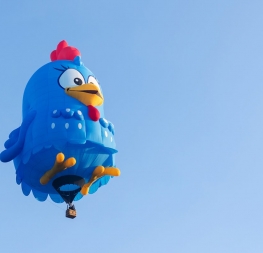 Balão da Galinha Pintadinha aparece perto de prédios no céu de Piracicaba (Notícia G1 Globo)